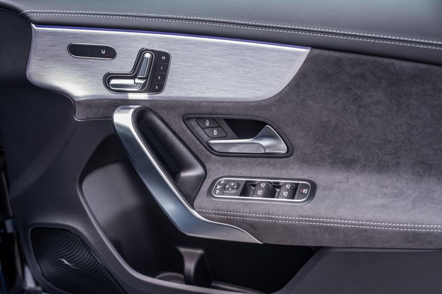 Детали интерьера Mercedes-AMG A35 4Matic Edition 1 (W177) 2019 года  (JP) (фото 28 из 57)